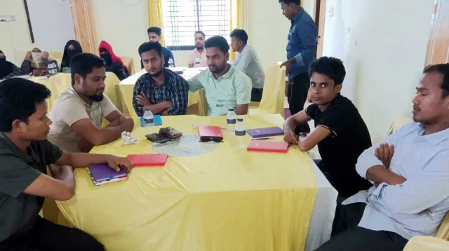 উখিয়ায় গোপন বৈঠক থেকে ৩২ রোহিঙ্গাকে আটক 1 উখিয়ায় গোপন বৈঠক থেকে ৩২ রোহিঙ্গাকে আটক