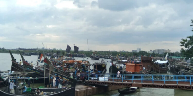 মাছ ধরা যাবেনা ৬৫ দিন, চাল পাবেন ৮৬ কেজি