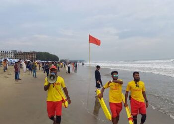 ঘূর্ণিঝড় রেমাল দেখতে কক্সবাজার সমুদ্র সৈকতে হাজারো মানুষ
