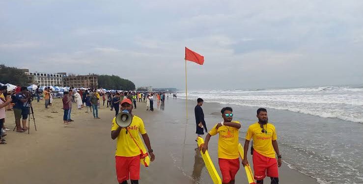 ঘূর্ণিঝড় রেমাল দেখতে কক্সবাজার সমুদ্র সৈকতে হাজারো মানুষ 1 ঘূর্ণিঝড় রেমাল দেখতে কক্সবাজার সমুদ্র সৈকতে হাজারো মানুষ