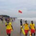 ঘূর্ণিঝড় রেমাল দেখতে কক্সবাজার সমুদ্র সৈকতে হাজারো মানুষ 2 ঘূর্ণিঝড় রেমাল দেখতে কক্সবাজার সমুদ্র সৈকতে হাজারো মানুষ