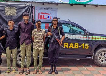 আরসার কাছে অস্ত্র বিক্রিকারী ৩ যুবক অস্ত্রসহ আটক