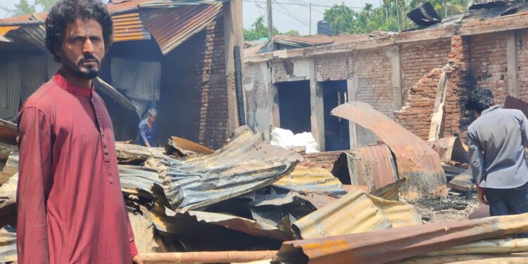 ঈদগাঁও বাজারের ফার্নিচার কলোনিতে ভয়াবহ অগ্নিকাণ্ড