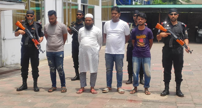 মেরিনড্রাইভ সড়কে সাত লাখ ইয়াবাসহ গ্রেফতার ৪ 1 মেরিনড্রাইভ সড়কে সাত লাখ ইয়াবাসহ গ্রেফতার ৪