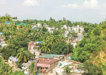 পাহাড়ের পাদদেশে দীর্ঘদিন ধরে চলছে ঝুঁকিপূর্ণ বসবাস