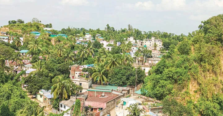 পাহাড়ের পাদদেশে দীর্ঘদিন ধরে চলছে ঝুঁকিপূর্ণ বসবাস 1 পাহাড়ের পাদদেশে দীর্ঘদিন ধরে চলছে ঝুঁকিপূর্ণ বসবাস