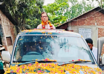 চকরিয়ায় ৩১ বছর শিক্ষকতার পর স্কুলের সিনিয়র শিক্ষককে রাজকীয় বিদায়