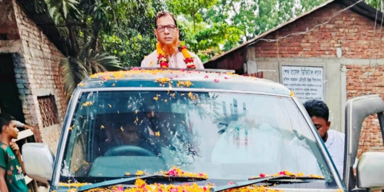 চকরিয়ায় ৩১ বছর শিক্ষকতার পর স্কুলের সিনিয়র শিক্ষককে রাজকীয় বিদায় 1 চকরিয়ায় ৩১ বছর শিক্ষকতার পর স্কুলের সিনিয়র শিক্ষককে রাজকীয় বিদায়
