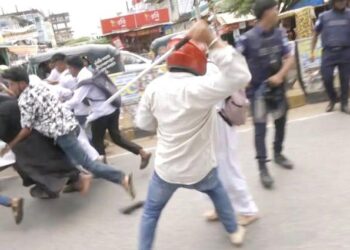 কোটা আন্দোলনকারী ও ছাত্রলীগের ধাওয়া পাল্টাধাওয়া, ইটপাটকেল নিক্ষেপ