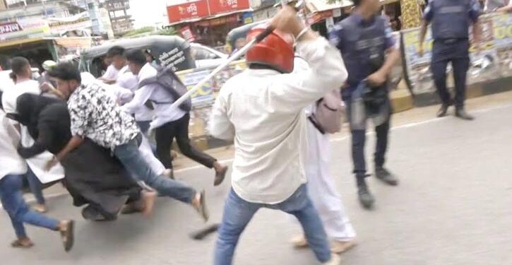 কোটা আন্দোলনকারী ও ছাত্রলীগের ধাওয়া পাল্টাধাওয়া, ইটপাটকেল নিক্ষেপ