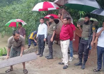 টানা ভারী বৃষ্টিপাতে চকরিয়ায় বন্যার আশঙ্কা, স্লুইসগেটের জলকপাট খুলে দিয়েছেন ইউএনও