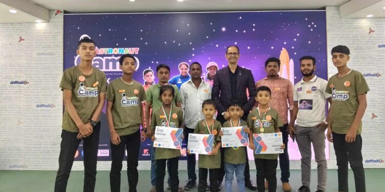 মহাকাশ গবেষণায় এবার জাতীয় পর্যায়ে জিতলো মহেশখালীর ৭ ক্ষুদে বিজ্ঞানী 1 মহাকাশ গবেষণায় এবার জাতীয় পর্যায়ে জিতলো মহেশখালীর ৭ ক্ষুদে বিজ্ঞানী