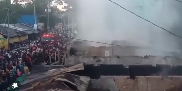 আগুনে পুড়ল কালারমারছড়ার নোনাছড়ি বাজার 1 আগুনে পুড়ল কালারমারছড়ার নোনাছড়ি বাজার