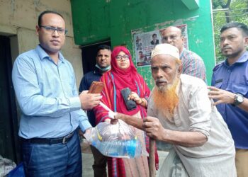 পেকুয়ায় বন্যার্তদের মাঝে জেলা প্রশাসনের ত্রাণ বিতরণ