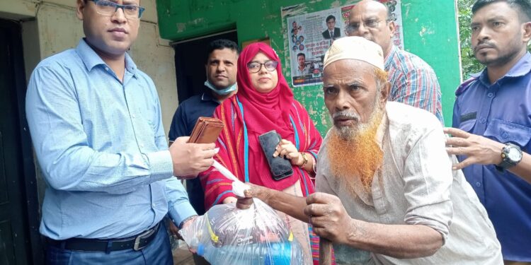 পেকুয়ায় বন্যার্তদের মাঝে জেলা প্রশাসনের ত্রাণ বিতরণ 1 পেকুয়ায় বন্যার্তদের মাঝে জেলা প্রশাসনের ত্রাণ বিতরণ