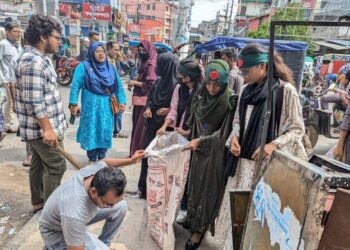 চকরিয়ায় যানজট নিরসন ও পরিচ্ছন্নতা অভিযানে শিক্ষার্থীরা