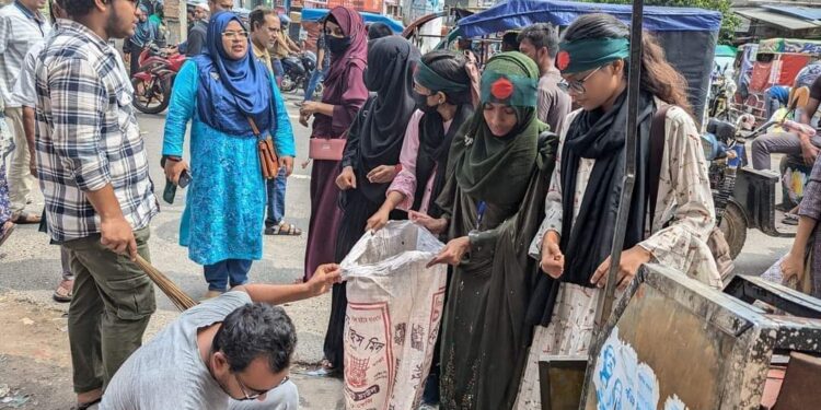 চকরিয়ায় যানজট নিরসন ও পরিচ্ছন্নতা অভিযানে শিক্ষার্থীরা 1 চকরিয়ায় যানজট নিরসন ও পরিচ্ছন্নতা অভিযানে শিক্ষার্থীরা