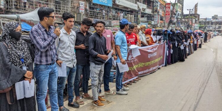 আন্তর্জাতিক যুব দিবস উপলক্ষে চকরিয়ায় সনাক-টিআইবির মানববন্ধন 1 আন্তর্জাতিক যুব দিবস উপলক্ষে চকরিয়ায় সনাক-টিআইবির মানববন্ধন