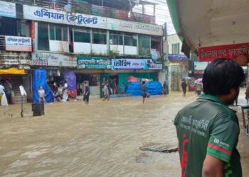 ঈদগাঁও বাজারে কোমর পানি, দুর্ভোগ চরমে