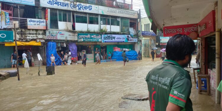 ঈদগাঁও বাজারে কোমর পানি, দুর্ভোগ চরমে