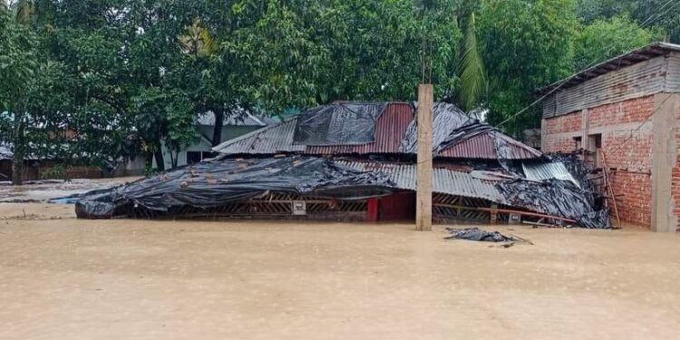 ভারী বর্ষণ পাহাড়ি ঢলে চকরিয়ায় পানিতে ৮০ গ্রাম প্লাবিত, লক্ষাধিক মানুষ পানিবন্দি