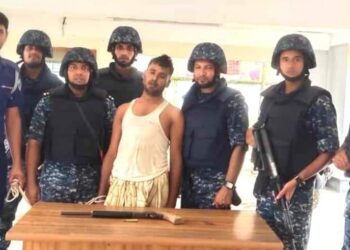 মহেশখালীতে নৌবাহিনীর অভিযানে গুলি ভর্তি শর্টগান সহ সন্ত্রাসী আটক