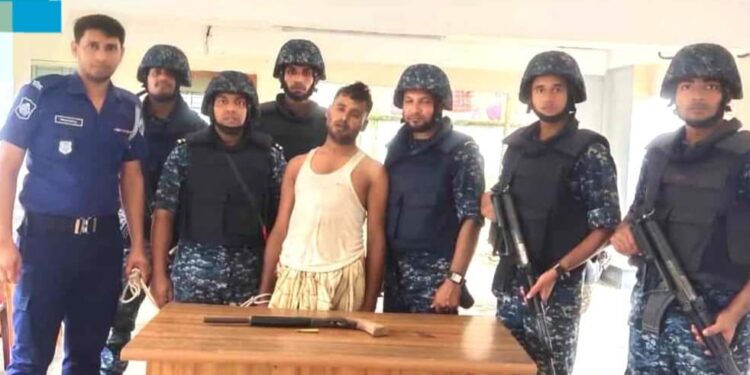 মহেশখালীতে নৌবাহিনীর অভিযানে গুলি ভর্তি শর্টগান সহ সন্ত্রাসী আটক 1 মহেশখালীতে নৌবাহিনীর অভিযানে গুলি ভর্তি শর্টগান সহ সন্ত্রাসী আটক