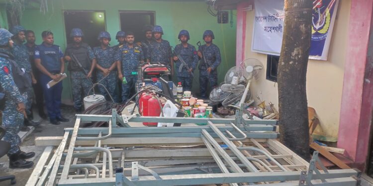 মহেশখালীতে সাবেক উপজেলা ভাইস চেয়ারম্যানের বাসায় যৌথ বাহিনীর অভিযানে যা মিলল 1 মহেশখালীতে সাবেক উপজেলা ভাইস চেয়ারম্যানের বাসায় যৌথ বাহিনীর অভিযানে যা মিলল