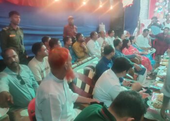 ঈদগাঁওতে পূজা মন্ডপে বিভিন্ন শ্রেণী পেশার মানুষের সাথে জেলা প্রশাসক
