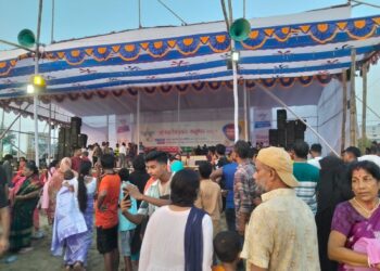 কক্সবাজার সমুদ্রসৈকতে প্রতিমা বিসর্জন লাখো মানুষ