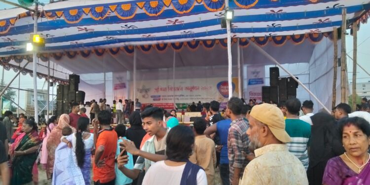 কক্সবাজার সমুদ্রসৈকতে প্রতিমা বিসর্জন লাখো মানুষ