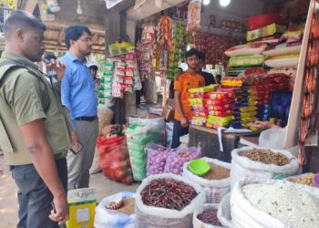 চকরিয়ায় তিন দোকানীকে জরিমানা