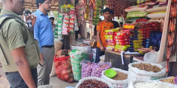 চকরিয়ায় তিন দোকানীকে জরিমানা 1 চকরিয়ায় তিন দোকানীকে জরিমানা