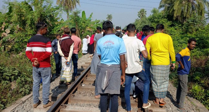 ট্রেনের নিচে প্রাণ হারালেন বাবা-মেয়ে: আত্মহত্যার শঙ্কা 1 ট্রেনের নিচে প্রাণ হারালেন বাবা-মেয়ে: আত্মহত্যার শঙ্কা