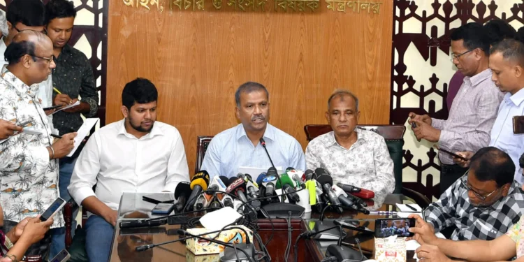 নারীর প্রতি সহিংসতা-নৈরাজ্যের বিরুদ্ধে ‘কঠোর’ হচ্ছে সরকার : আইন উপদেষ্টা