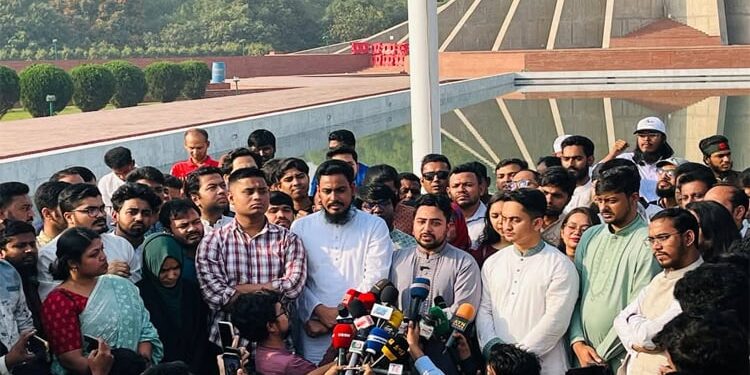 সাভারের জাতীয় স্মৃতিসৌধে বীর শহীদদের প্রতি শ্রদ্ধা জানিয়েছেন এনসিপি নেতারা