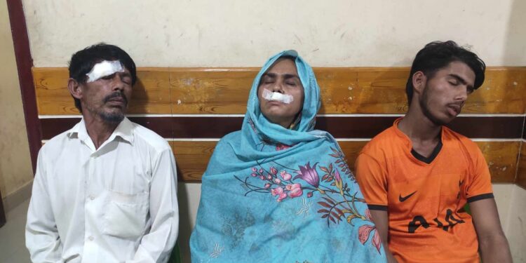 পাক্ষিক পেকুয়ার স্টাফ রির্পোটারের পরিবারের উপর হামলায় আহত-৩