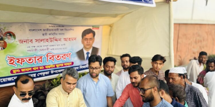 চট্টগ্রামে শিক্ষার্থীদের উদ্যোগে পথচারীদের ইফতার বিতরণ