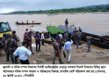 জাফলংয়ে পাথর বোঝাইকৃত ৫০টি নৌকা জব্দ