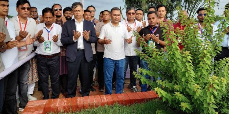 পেকুয়ায় শহীদ ওয়াসিমের কবর জিয়ারত করেছেন প্রধানমন্ত্রী